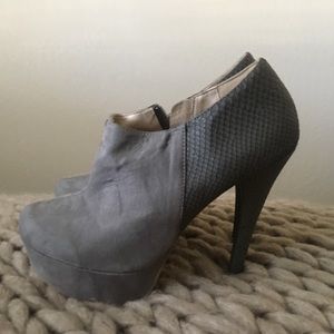 Just Fab grey suede and faux snake print heels👠